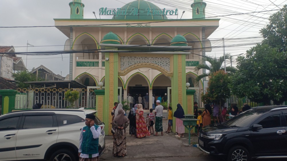 Masyarakat antusias mengikuti maulid nabi Muhammad SAW dan menonton anak anak yang dikhitan dari luar dan dalam Masjid al Khoirot Tamba'an 